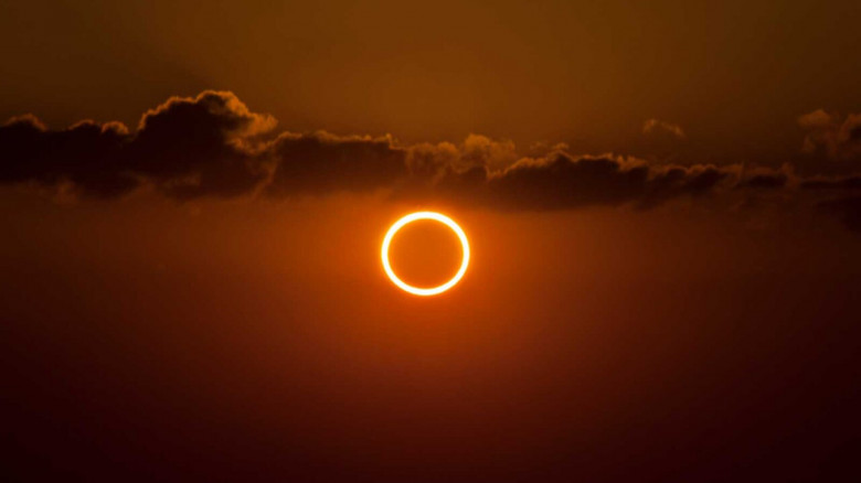 Visualization of a solar eclipse showcasing the Moon's position.